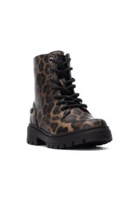 Botas de tobillo con estampado de leopardo, con cordones, hechas de material texturizado, con punta redondeada y suela gruesa de goma negra. Cuenta con ojales de metal y detalle de logo.