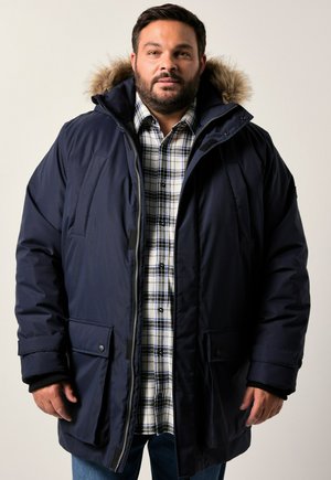 Parka de marina con capucha de piel sintética, cierre de cremallera en la parte delantera, bolsillos laterales, combinada con una camisa de cuadros. Presenta un tejido grueso y aislante y puños elásticos.