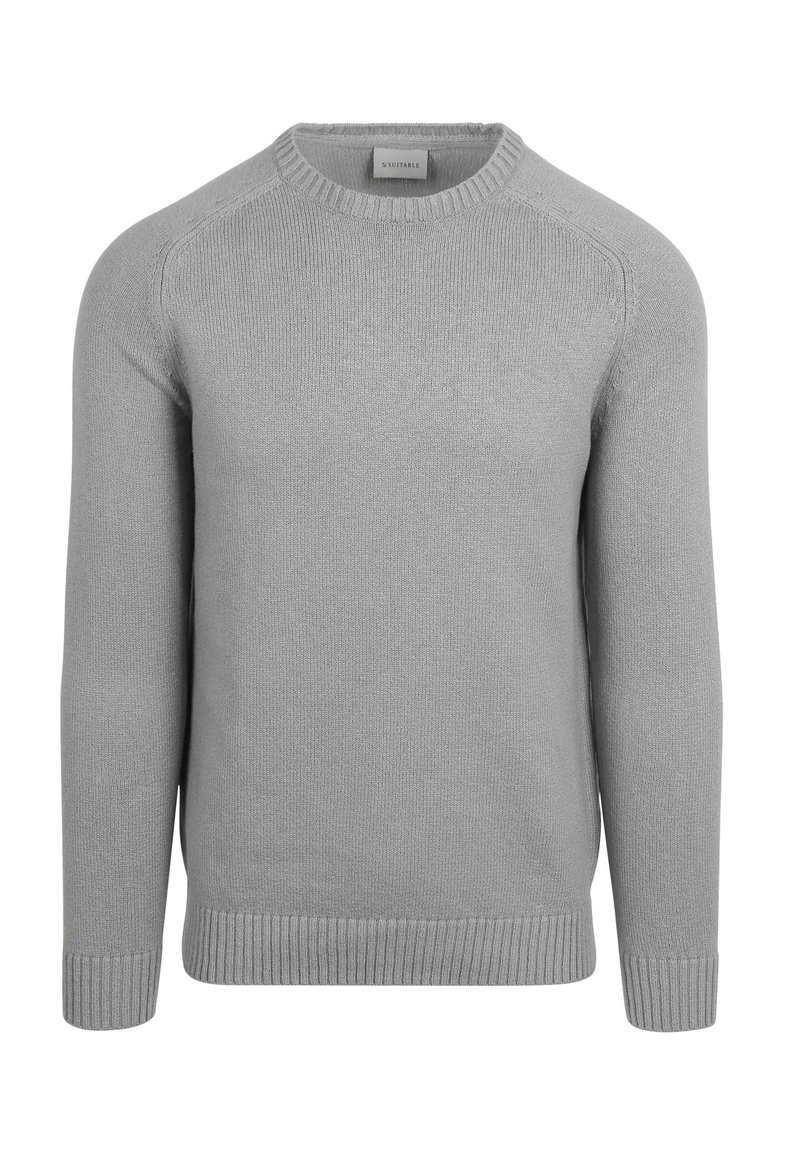 Grau gestrickter Pullover mit rundem Hals, langen Ärmeln, gerippten Bündchen und Saum. Angenehme Textur, normale Passform. Minimalistisches Design, ohne Muster.