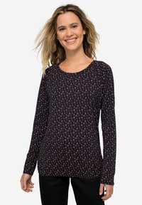 Langärmliges schwarzes Shirt mit einem sich wiederholenden Muster aus rosa und weißen Buchstaben. Weicher Stoff und runder Halsausschnitt, entworfen für einen lässigen Sitz.
