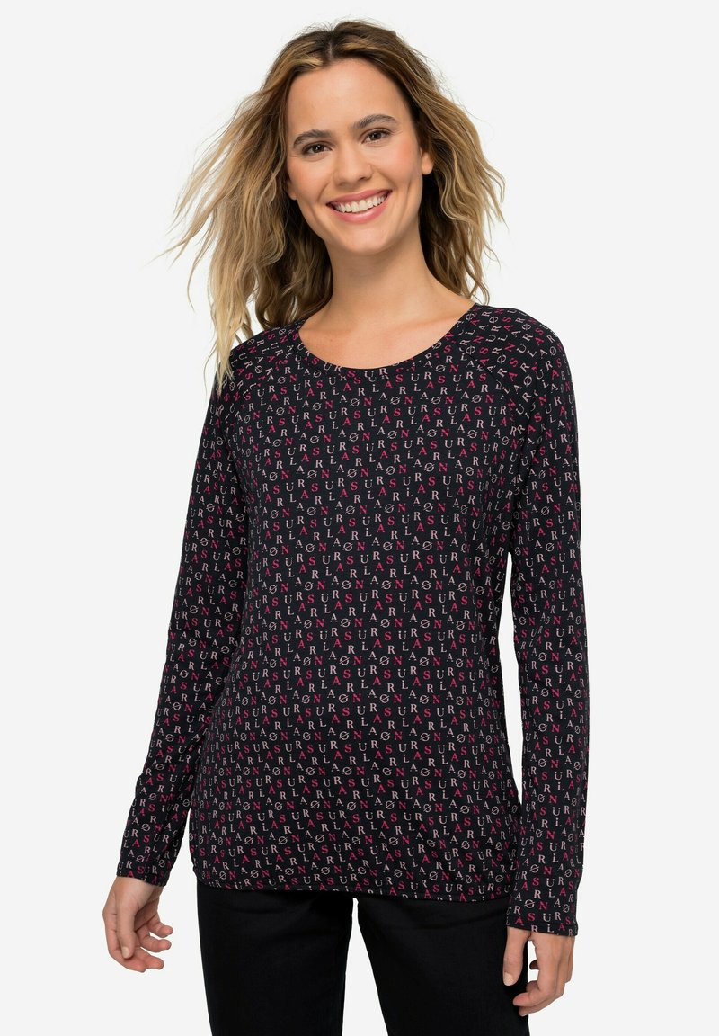 Langärmliges schwarzes Shirt mit einem sich wiederholenden Muster aus rosa und weißen Buchstaben. Weicher Stoff und runder Halsausschnitt, entworfen für einen lässigen Sitz.