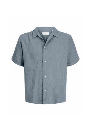 Chemise à manches courtes, bleu clair texturée, boutonnée avec col, présentée sur un fond blanc.