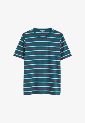 Turquoise T-shirt met korte mouwen, horizontale rode, witte en donker turquoise strepen en een ronde halslijn.