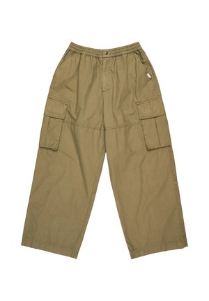 Khaki wijde cargobroek met elastische tailleband, zijzakken en klepzakken op elke dij, plat gelegd op een witte achtergrond.