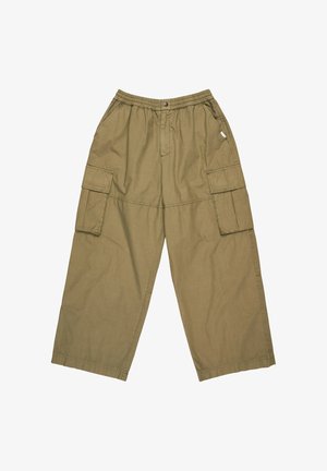 Khaki wijde cargobroek met elastische tailleband, zijzakken en klepzakken op elke dij, plat gelegd op een witte achtergrond.
