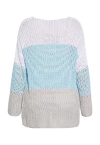 Maglione leggero a maglia con strisce orizzontali bianche, azzurro chiaro e beige. Vestibilità ampia con maniche larghe e scollo rotondo.