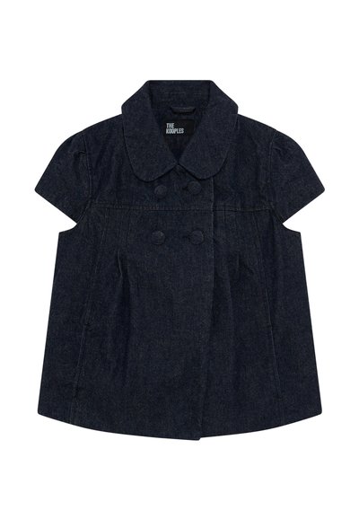 Blusa in denim scuro a maniche corte con colletto rotondo, due bottoni frontali e un design plissettato per un tocco di texture in più.