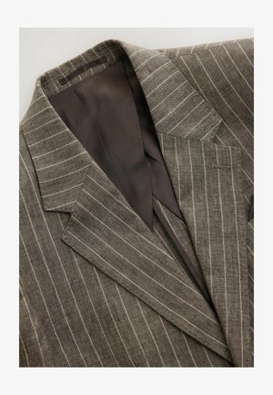 Grau gestreifter Blazer aus strukturiertem Stoff, mit Reverskragen, dunkler Innenausstattung und dezenten Nähten an der Tasche.