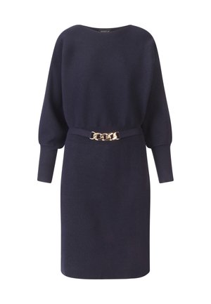 Abito in maglia blu marino con maniche lunghe, texture a coste e vita aderente accentuata da una cintura in catena dorata. Collo rotondo.