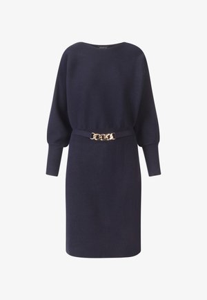 Navy Strickkleid mit langen Ärmeln, gerippter Textur und betontem, tailliertem Schnitt durch einen goldenen Kettengürtel. Rundhalsausschnitt.