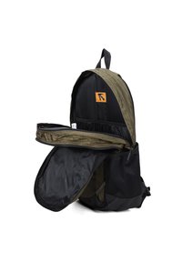 Zaino in nylon verde oliva con base nera, dotato di un ampio scomparto principale con zip, tasca laterale in rete e patch con logo arancione.