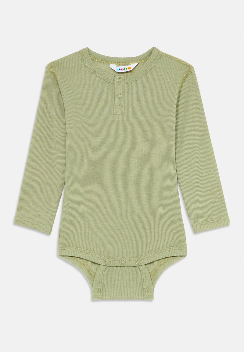 Bodysuit de bebé em verde claro, com mangas longas e nervuras, equipado com botões de pressão no pescoço e na zona da virilha para facilitar o vestir.