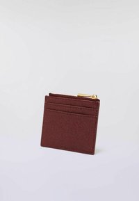 Bordeaux lederen kaartenhouder met een textuur, voorzien van vier kaartsleuven en een goudkleurige ritssluiting aan de bovenkant.