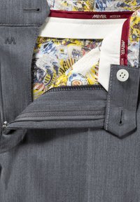 Graue maßgeschneiderte Hose mit einer Reißverschlusstasche, gemustertem Innenfutter in Gelb, Weiß und Blau und Knopfverschluss.