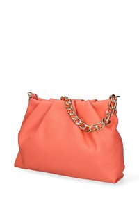 Koraal leren handtas met een geplooid ontwerp en een gouden kettingriem. Gladde textuur en zachte vorm met een verzamelde opening aan de bovenkant.