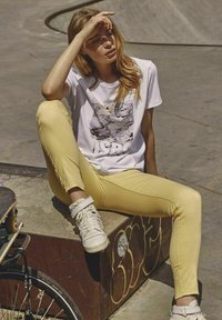 Desires LOLA GARMENT DYE - Jeans Slim Fit - pale yellow