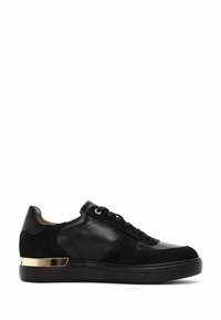 Baskets noires avec un dessus en daim et en cuir, semelle en caoutchouc noire, accents dorés sur le talon et lacets ronds pour un ajustement sûr.
