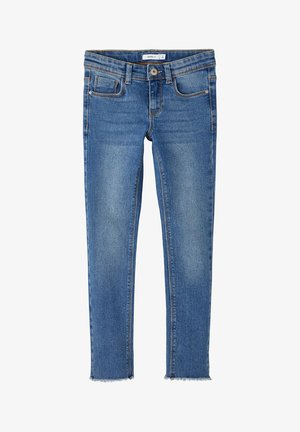 Kék denim anyagból készült skinny farmernadrág. Öt zsebes kialakítás, látható varrás és rojtos szegély jellemzi. Szabványos elülső gomb és cipzáros záródás.