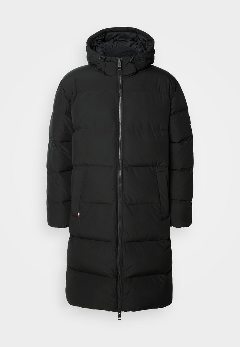 Abrigo de plumas negro con capucha, que cuenta con un cierre frontal completo, textura acolchada y bolsillos laterales. Diseño de longitud media con un corte holgado.