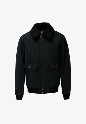 Crna jakna sa plišanim ovratnikom, sa dugmadi sprijeda, dva prednja džepa s preklopima i rebrastim manžetama i donjim rubom.