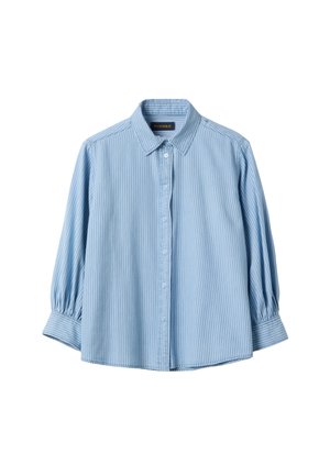 Camisa de botones con rayas verticales azul claro, con cuello y mangas tres cuartos fruncidas, presentada sobre un fondo blanco.