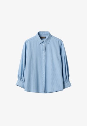 Lichtblauw overhemd met verticale strepen, knoopsluiting, kraag en driekwart mouwen met plooien, getoond op een witte achtergrond.