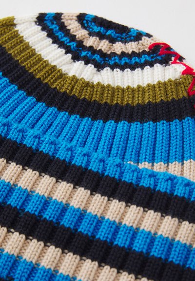 Căciulă tricotată cu dungi multicolore în nuanțe de albastru, negru, măslin și bej, având o textură ribbed și modele circulare contrastante.