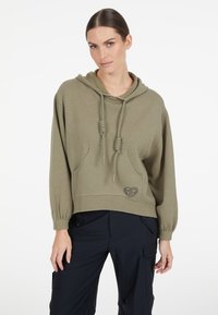 Olivgrüner, kurz geschnittener Hoodie aus weichem Material, mit einer Kängurutasche, gerippten Bündchen und dekorativen Kordeln. Herz-Logo am Saum.