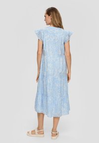s.Oliver GEMUSTERTES MIT RAFFUNG UND EINGRIFFTASCHEN - Blusenkleid - himmelblau