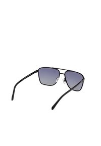 Gafas de sol de metal negro con lentes de gradiente gris oscuro, forma rectangular y doble soporte para la nariz. Patillas delgadas con sutiles detalles de marca.