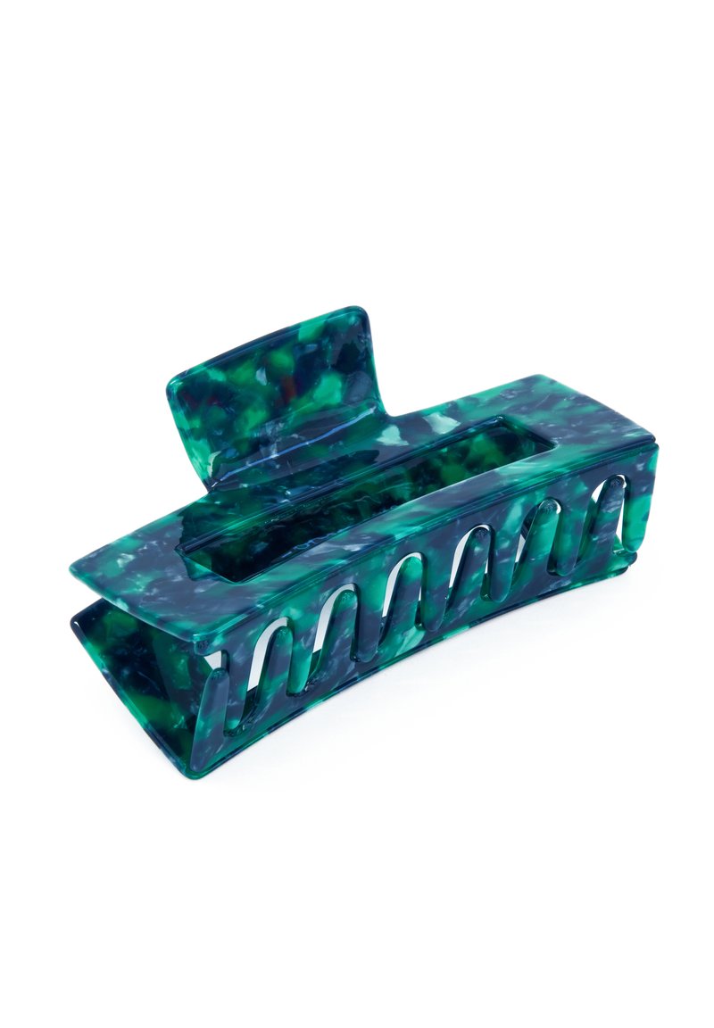 Grön och blå marmoriserad plast hårklämma, rektangulär form med rundade kanter, med utskärningar och ett övre grepp för att hålla hår.