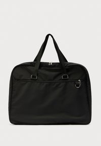 Geantă tip duffle din țesătură neagră, cu două mânere superioare, buzunar frontal cu fermoar și accesorii argintii. Design minimalist cu textură netedă.