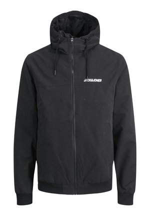 Giacca nera con zip frontale, cappuccio regolabile e polsini elastici. Presenta il logo "JACK&JONES" in bianco sul petto. Tessuto liscio.