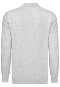 Suéter gris claro, cuello redondo, mangas largas, textura de punto fino, puños y dobladillo acanalados. Acabado suave sin patrones o acentos visibles.