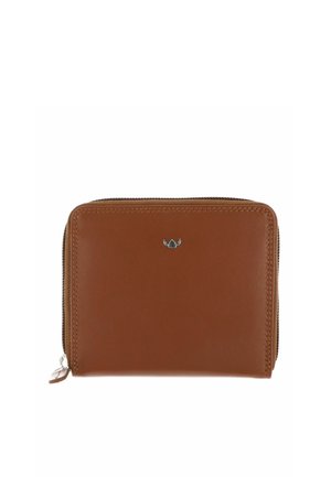 Cartera marrón de cuero con cremallera alrededor y pequeño logo plateado centrado en el frente, con tirador visible en el lado izquierdo.
