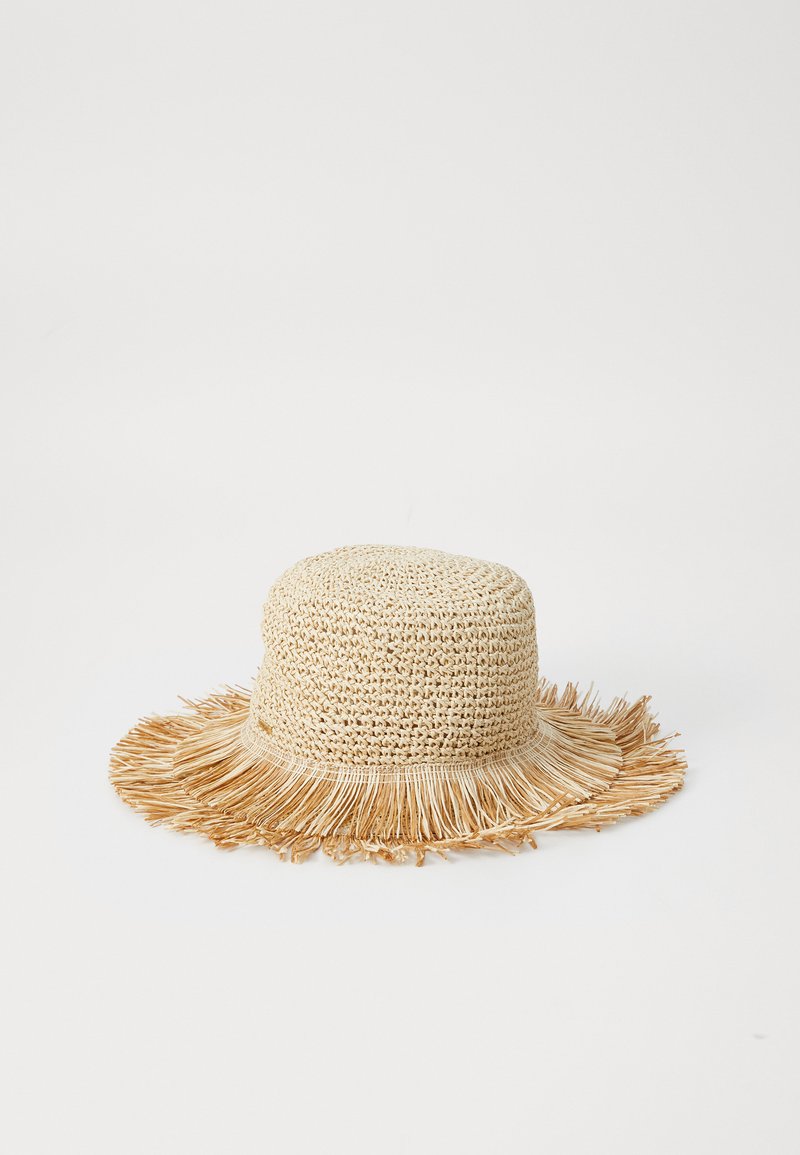 Sombrero de paja redondo con corona plana, color beige natural, ala con flecos y textura estrechamente tejida. Ideal para protección solar o uso casual.