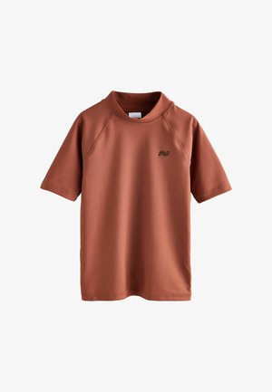 Maillot de bain à manches courtes couleur terracotta avec un col montant, fabriqué en tissu lisse et extensible ; présente un petit logo noir sur le devant.