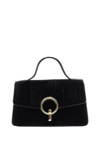 Borsa a mano in velluto nero con un design strutturato, una maniglia superiore e un dettaglio di chiusura circolare dorato sul davanti. Texture liscia.