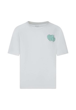 T-shirt blanc à manches courtes avec deux cœurs à carreaux couleur sarcelle sur la partie supérieure gauche de la poitrine.