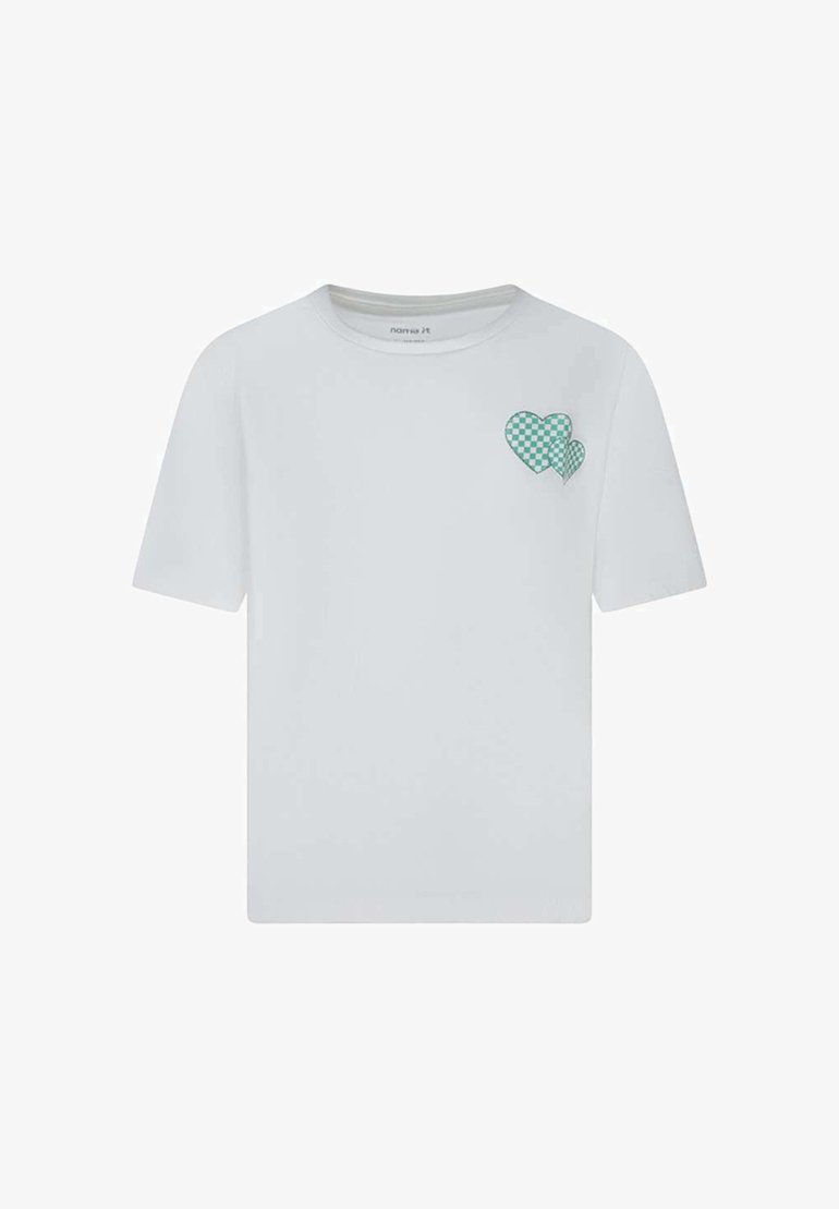 T-shirt blanc à manches courtes avec deux cœurs à carreaux couleur sarcelle sur la partie supérieure gauche de la poitrine.