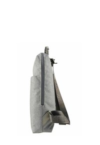Bolso bandolera de tela gris con un compartimento principal con cremallera, correa ajustable y bolsillo lateral. Presenta una textura suave y un diseño minimalista.