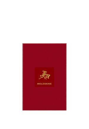 Quaderno Moleskine rosso con logo dorato con un cavallo stilizzato sopra il nome del marchio, centrato sulla copertina.