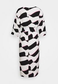 Robe midi blanche avec des rayures abstraites ondulées noires et roses, manches trois-quarts, taille ceinturée, vue de dos.