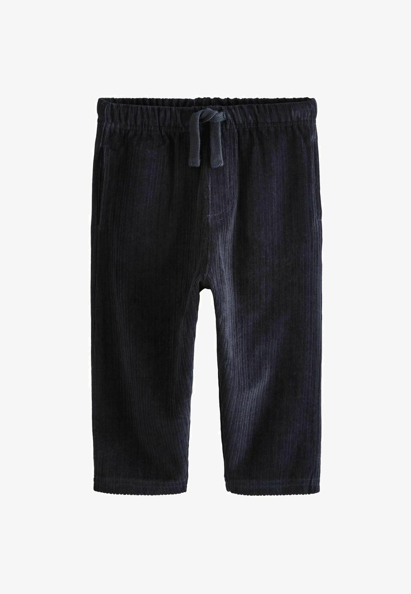 Sötétkék kordbársony nadrág, elasztikus derékkal és állítható megkötővel. Vertikális bordázattal és rövidített hosszal rendelkezik, rojtos szegéllyel.