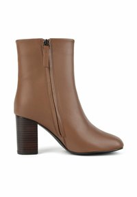 Bruine leren enkelboot met een spitse neus, zijrits en een getextureerde blokhak. Gladde oppervlakte, minimalistisch ontwerp.