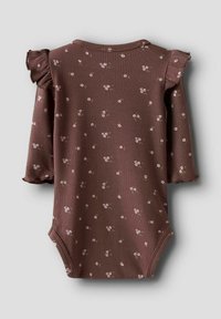 Bodysuit pour bébé marron à côtes avec de courtes manches bouffantes, orné de petits motifs floraux roses sur l'ensemble et d'un col rond.