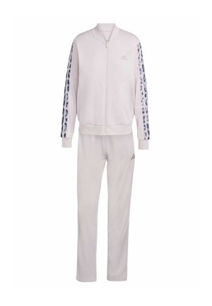 Svetle šedý set mikiny a kalhot vyrobený z hladké tkaniny, obsahující bundu na zip s leopardím vzorem na rukávech.