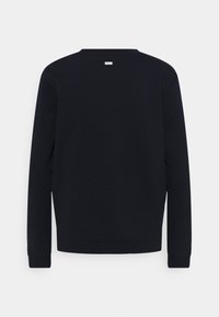 Námořnická modrá mikina, dlouhé rukávy, kulatý výstřih, měkká textura, žebrované manžety a lem, na horní části zad má malou nášivku.