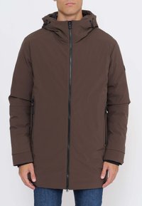Brauner, isolierter Parka mit Reißverschluss, verstellbarer Kapuze und seitlichen Reißverschlusstaschen. Glatte Textur, gerader Schnitt und minimale Designdetails.