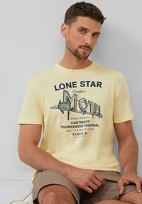 Geel katoenen t-shirt met een grafische print van "Lone Star Motel" in het blauw, korte mouwen, ronde hals en een relaxte pasvorm.